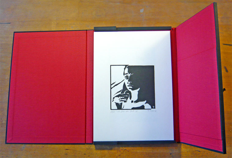     le coffret ouvert sur la premi&egrave;re illustration